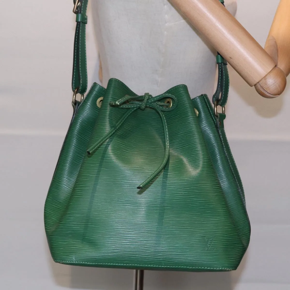 Trendy Inspired Louis Vuitton Epi Petit Noe Shoulder Bag Green M44102 Lv Auth 89333